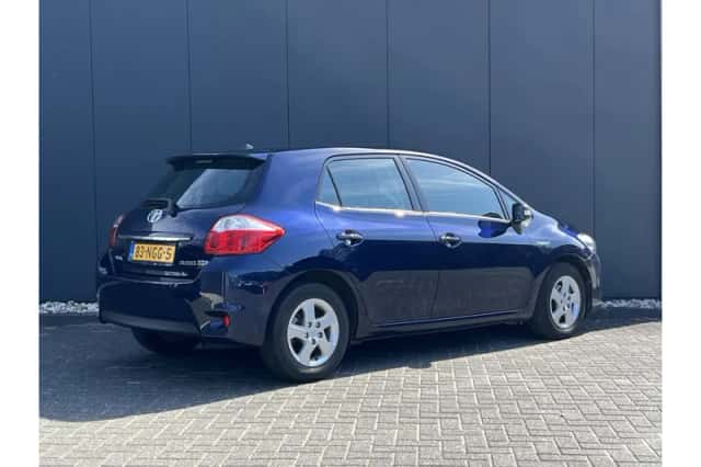 Toyota Auris (2010) thumbnail 3