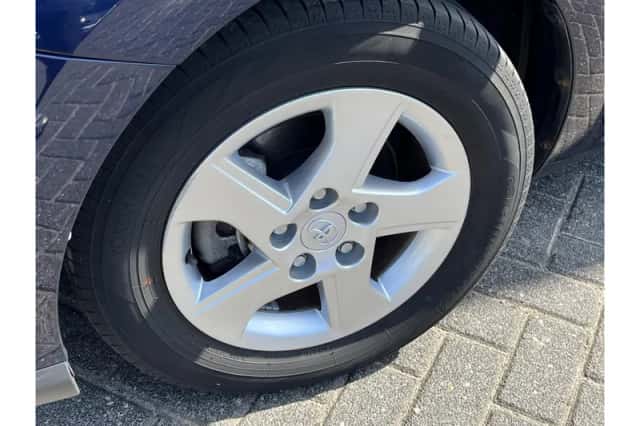 Toyota Auris (2010) thumbnail 5