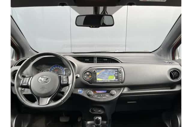 Toyota Yaris (2016) thumbnail 2
