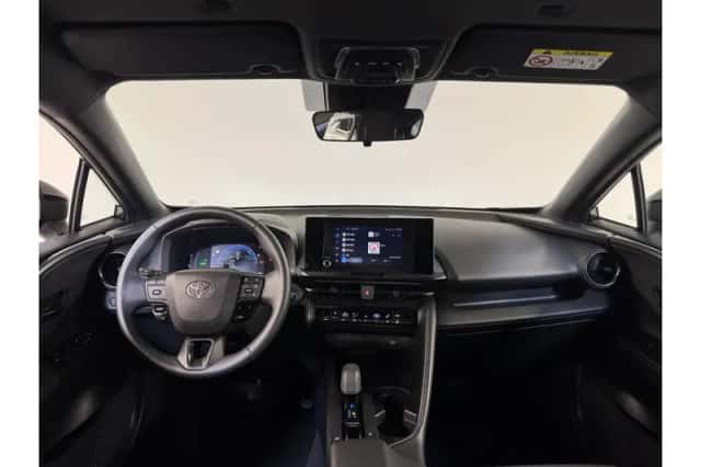 Toyota C-HR (2024) thumbnail 2