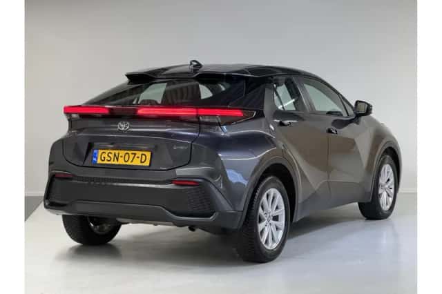 Toyota C-HR (2024) thumbnail 3