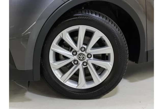 Toyota C-HR (2024) thumbnail 5