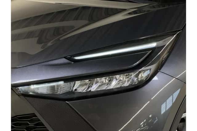 Toyota C-HR (2024) thumbnail 6