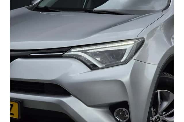 Toyota RAV4 (2016) thumbnail 2