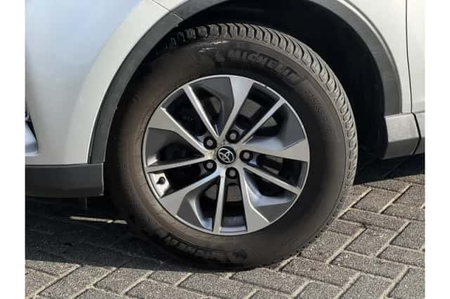 Toyota RAV4 (2016) thumbnail 5