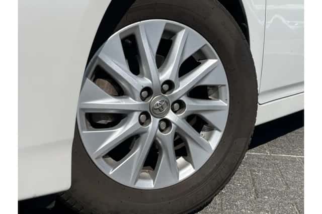 Toyota Prius (2013) thumbnail 6