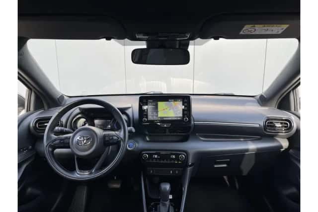 Toyota Yaris (2022) thumbnail 2