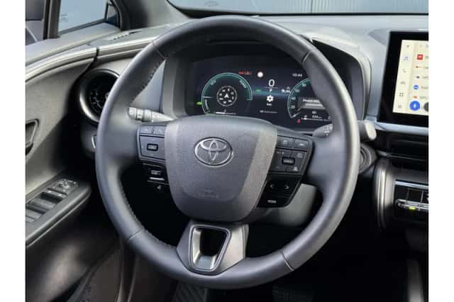 Toyota C-HR (2024) thumbnail 4