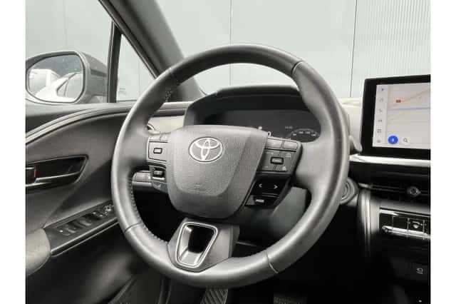 Toyota C-HR (2024) thumbnail 5