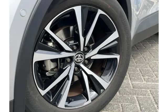 Toyota C-HR (2024) thumbnail 6