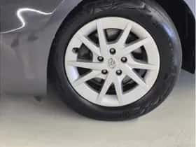 Toyota Prius (2012) thumbnail 4