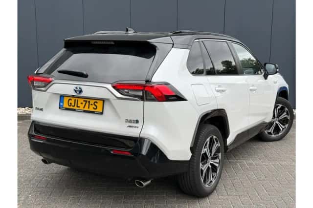 Toyota RAV4 (2024) thumbnail 3