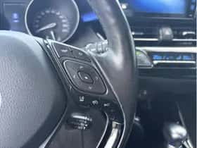 Toyota C-HR (2017) thumbnail 16