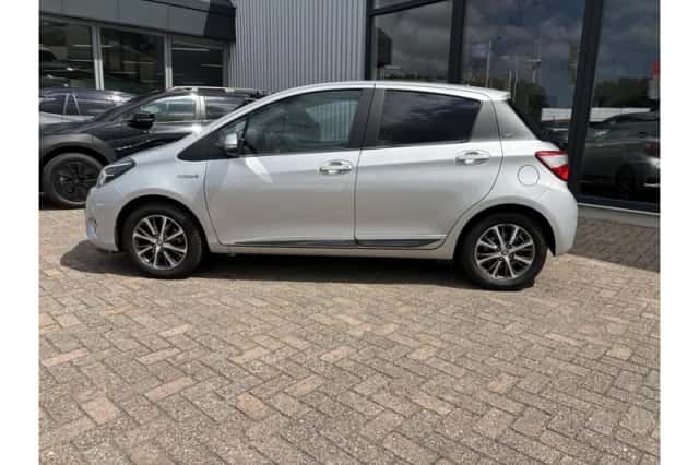 Toyota Yaris (2020) thumbnail 3