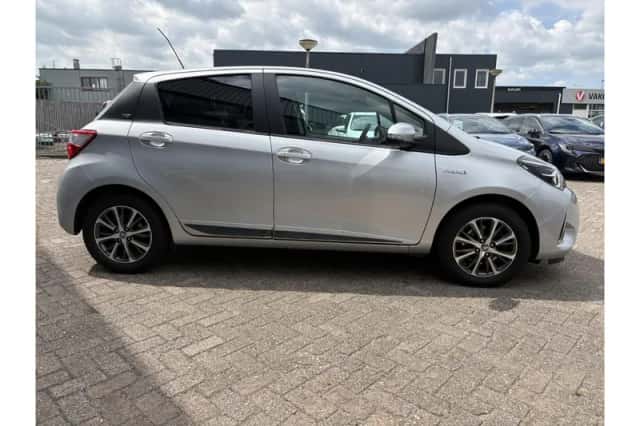 Toyota Yaris (2020) thumbnail 5