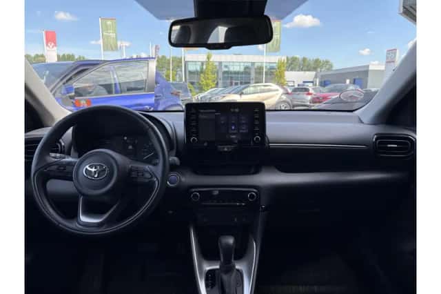 Toyota Yaris (2023) thumbnail 2