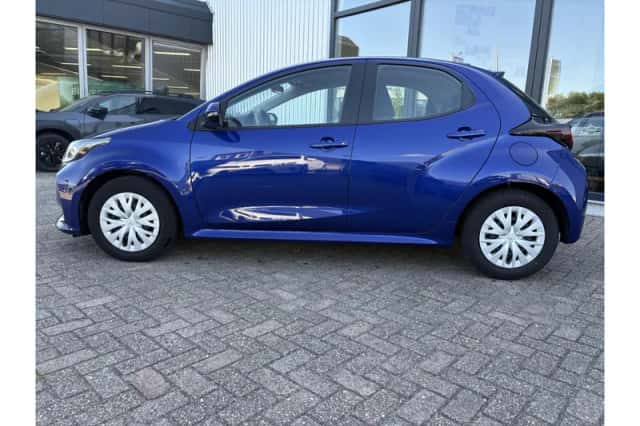 Toyota Yaris (2023) thumbnail 3