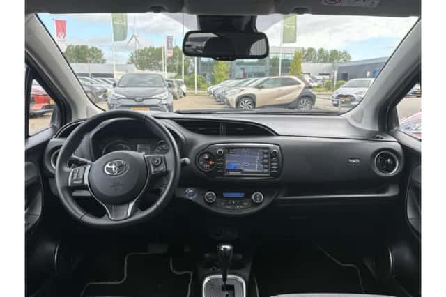 Toyota Yaris (2020) thumbnail 2