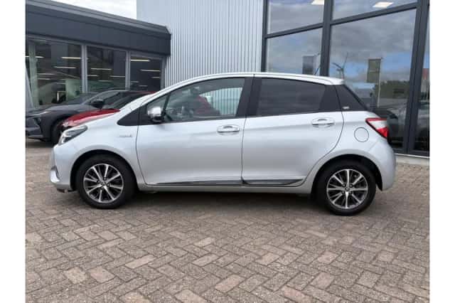 Toyota Yaris (2020) thumbnail 3