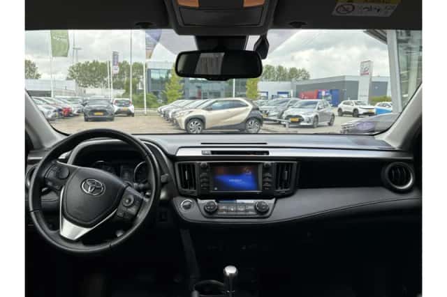 Toyota RAV4 (2016) thumbnail 2
