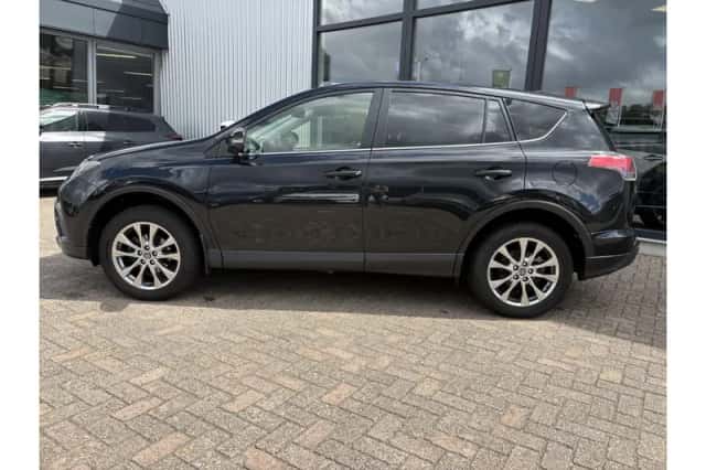 Toyota RAV4 (2016) thumbnail 3