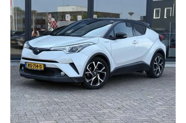 Toyota C-HR (2017) thumbnail 1
