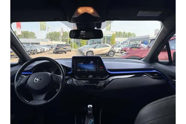 Toyota C-HR (2017) thumbnail 2