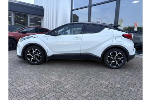 Toyota C-HR (2017) thumbnail 3