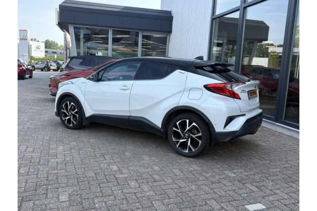 Toyota C-HR (2017) thumbnail 4