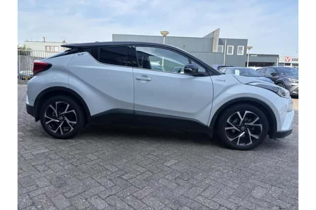 Toyota C-HR (2017) thumbnail 6