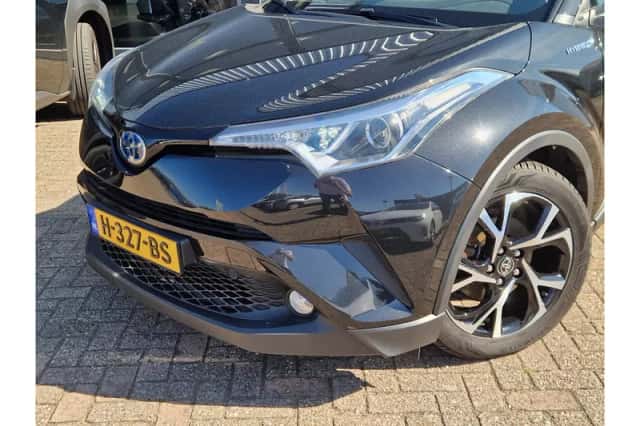 Toyota C-HR (2019) thumbnail 2