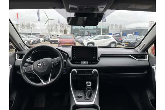 Toyota RAV4 (2021) thumbnail 2