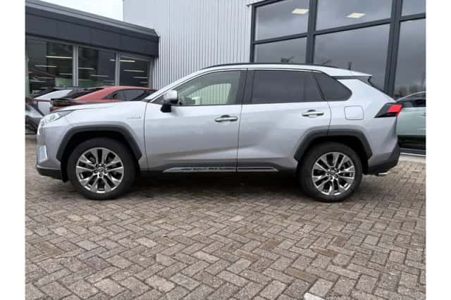 Toyota RAV4 (2021) thumbnail 3