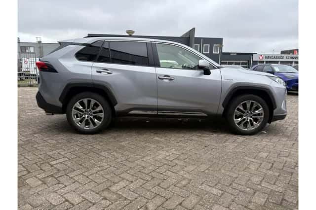 Toyota RAV4 (2021) thumbnail 6