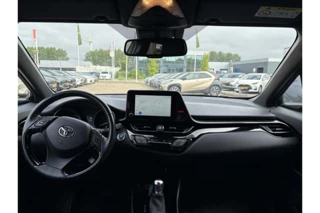 Toyota C-HR (2022) thumbnail 2