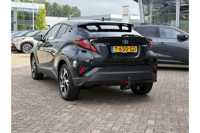 Toyota C-HR (2022) thumbnail 4