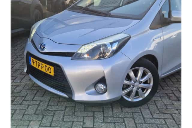 Toyota Yaris (2012) thumbnail 2
