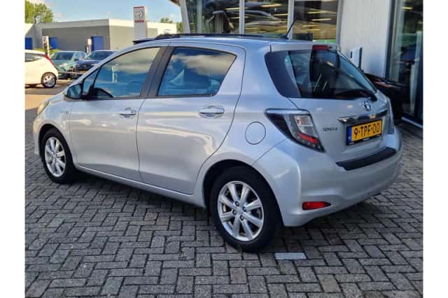 Toyota Yaris (2012) thumbnail 3