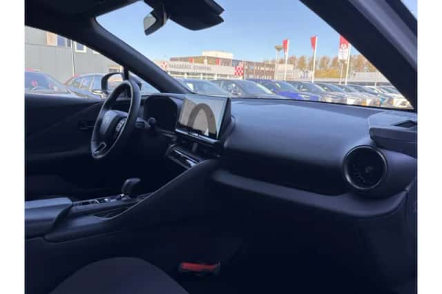 Toyota C-HR (2025) thumbnail 2