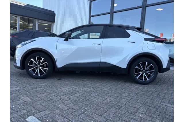 Toyota C-HR (2025) thumbnail 3