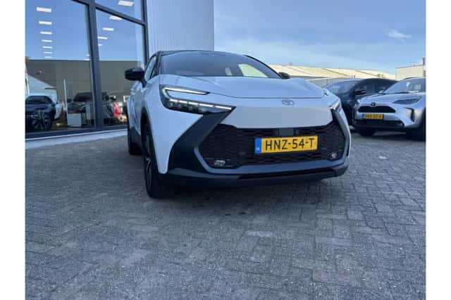 Toyota C-HR (2025) thumbnail 6