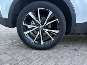 Toyota C-HR (2025) thumbnail 9
