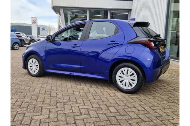Toyota Yaris (2022) thumbnail 2