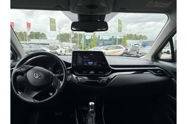 Toyota C-HR (2021) thumbnail 2