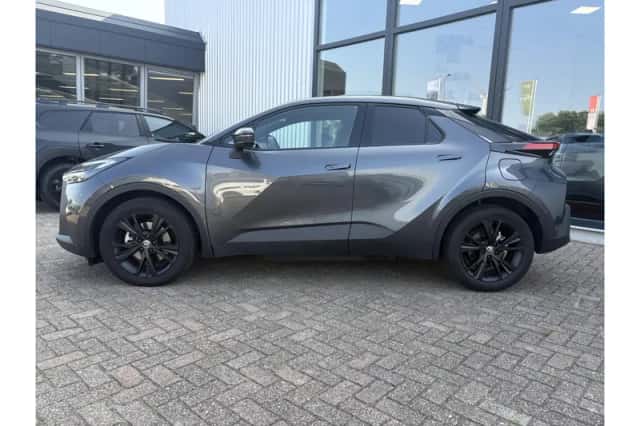 Toyota C-HR (2024) thumbnail 2