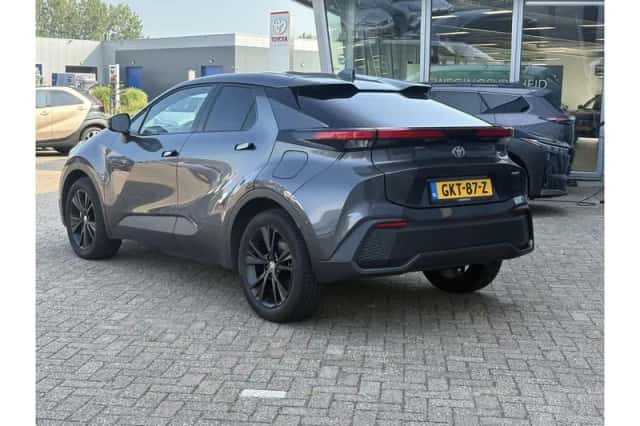 Toyota C-HR (2024) thumbnail 3