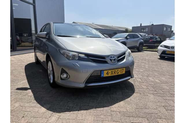 Toyota Auris (2014) thumbnail 6