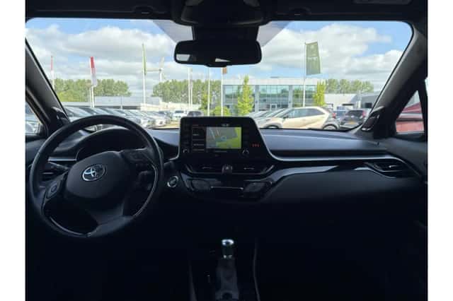 Toyota C-HR (2022) thumbnail 2