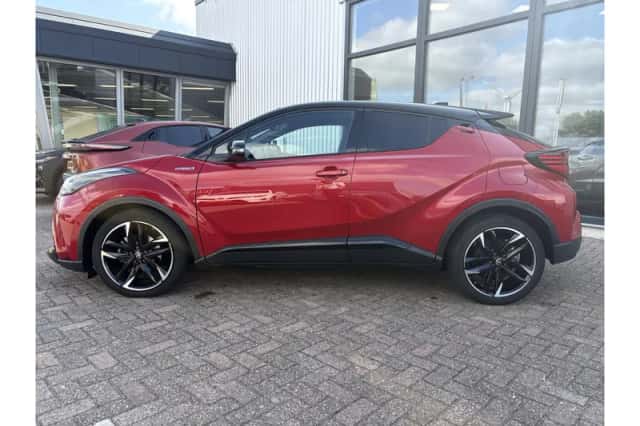 Toyota C-HR (2022) thumbnail 3