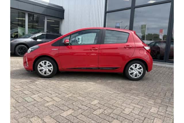 Toyota Yaris (2019) thumbnail 3
